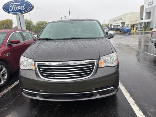 2016 Chrysler Town & Country Touring-L