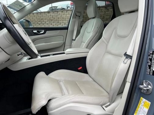 2022 Volvo XC60 B5 Inscription