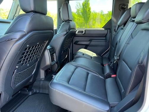 Oxford White 2025 Ford Bronco Badlands