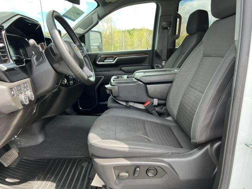 Summit White 2025 Chevrolet Silverado 2500 LT