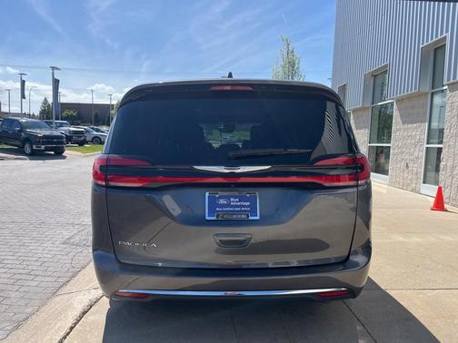2022 Chrysler Pacifica Touring-L
