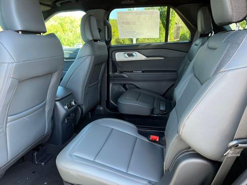 Agate Black Metallic 2027 Ford Explorer