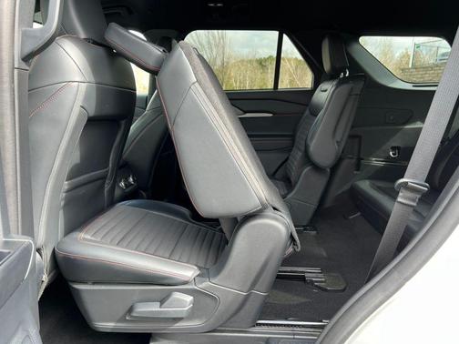 White Metallic 2025 Ford Explorer ST-Line