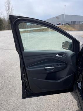 Photo 5 of 32 of 2019 Ford Escape SE