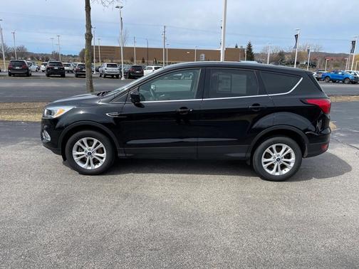 Photo 3 of 32 of 2019 Ford Escape SE