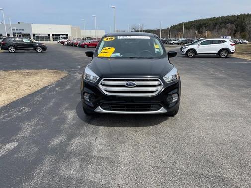 Photo 2 of 32 of 2019 Ford Escape SE
