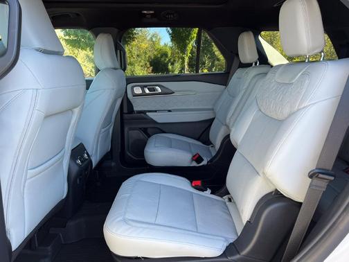 White Metallic 2027 Ford Explorer Platinum