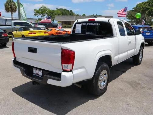 SUPER WHITE 2022 Toyota Tacoma SR5