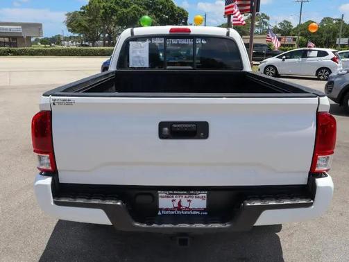 SUPER WHITE 2022 Toyota Tacoma SR5