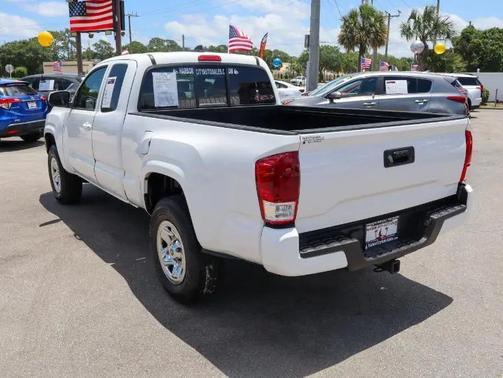 SUPER WHITE 2022 Toyota Tacoma SR5