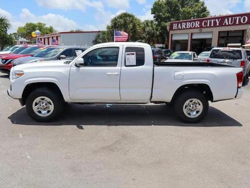 SUPER WHITE 2022 Toyota Tacoma SR5