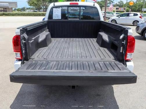 SUPER WHITE 2022 Toyota Tacoma SR5
