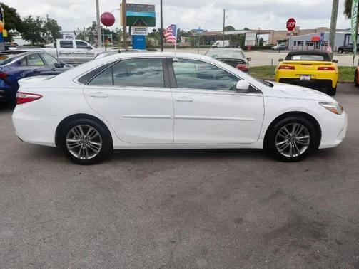 Super White 2016 Toyota Camry SE