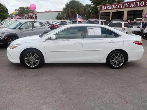 Super White 2016 Toyota Camry SE
