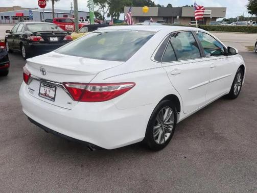 Super White 2016 Toyota Camry SE