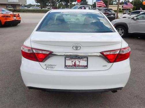 Super White 2016 Toyota Camry SE