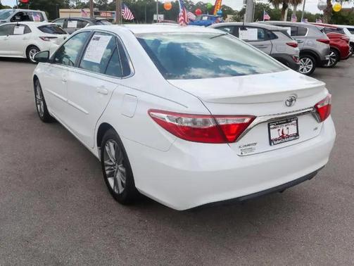 Super White 2016 Toyota Camry SE