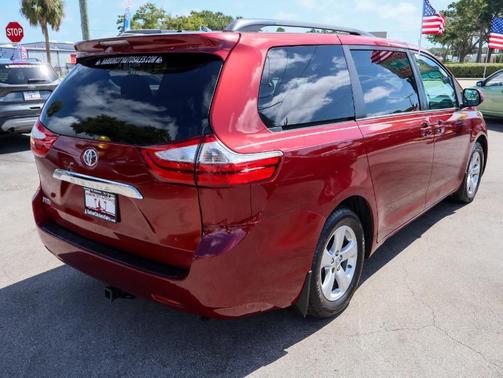 2016 Toyota Sienna LE