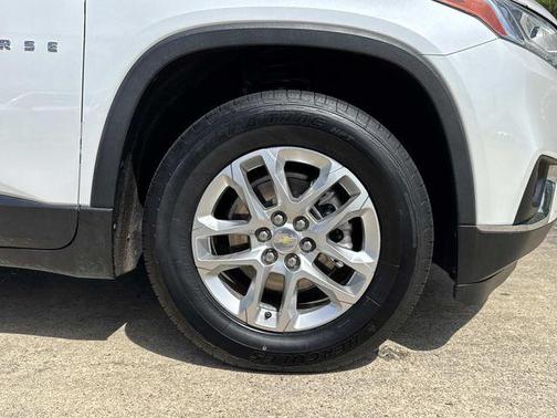 Iridescent Pearl Tricoat 2021 Chevrolet Traverse LT Cloth