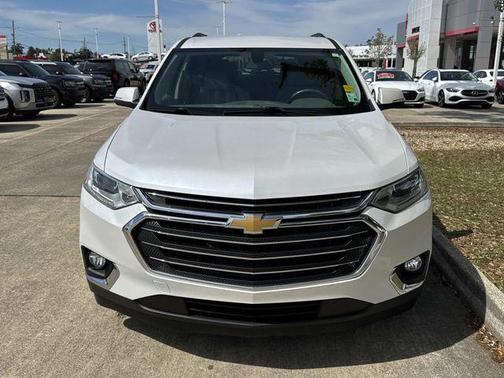 Iridescent Pearl Tricoat 2021 Chevrolet Traverse LT Cloth