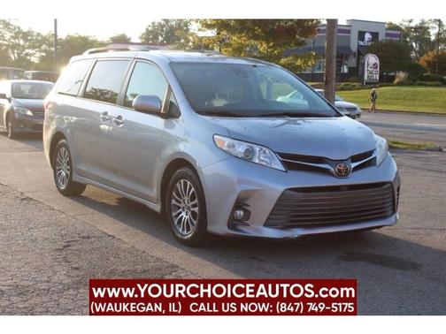 Silver Sky Metallic 2018 Toyota Sienna XLE FWD 8-Passenger (Natl)