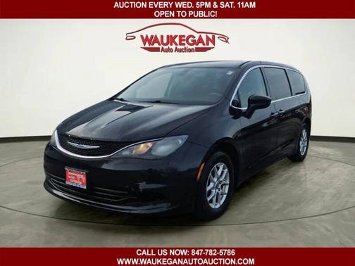 Brilliant Black Crystal Pearlcoat 2017 Chrysler Pacifica Touring FWD