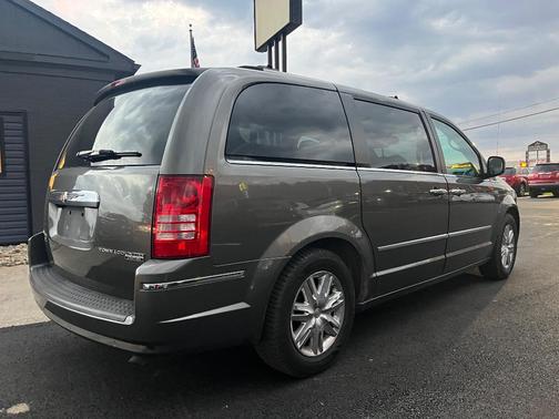 2010 Chrysler Town & Country Limited