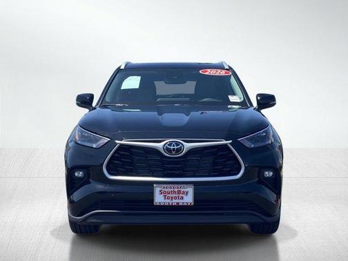 Midnight Black Metallic 2026 Toyota Highlander Hybrid XLE