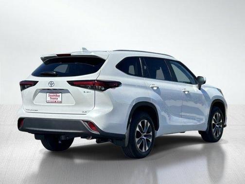 Wind Chill Pearl 2026 Toyota Highlander Hybrid XLE