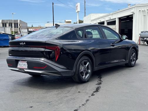 Aurora Black Pearl 2025 Kia K4 LXS
