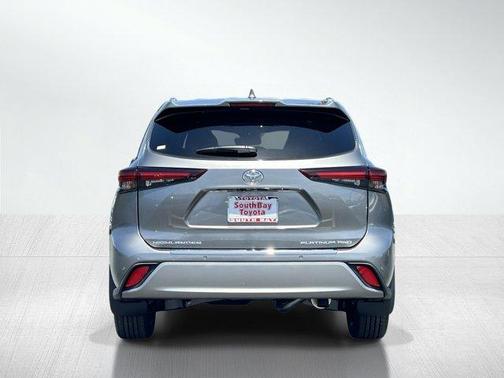 Metal 2026 Toyota Highlander Platinum