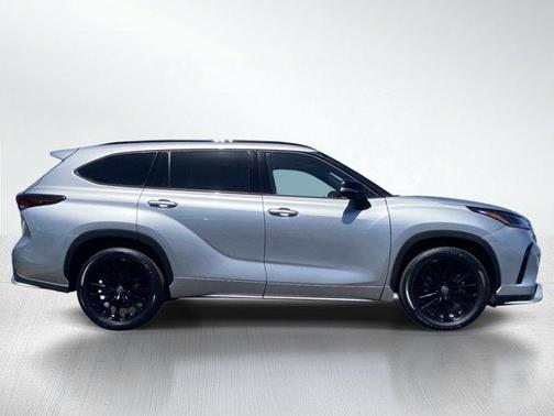 Celestial Silver Metallic 2025 Toyota Highlander XSE