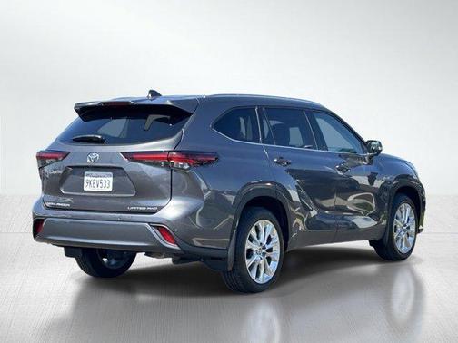 Magnetic Gray Metallic 2024 Toyota Highlander Limited