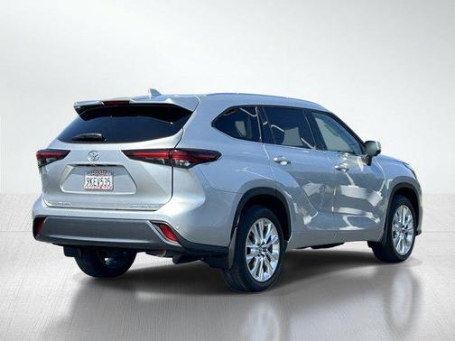 Celestial Silver Metallic 2024 Toyota Highlander Limited