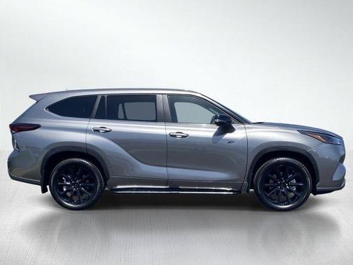 Metal 2026 Toyota Highlander XLE