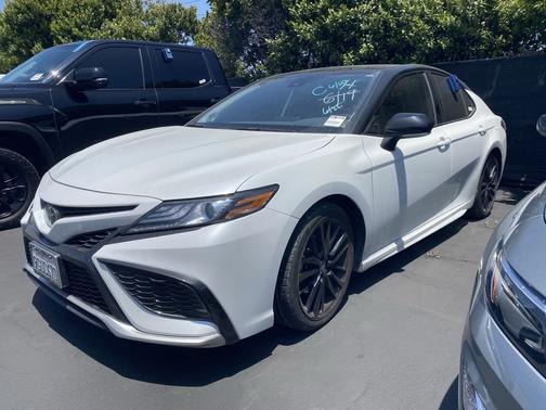 Wind Chill Pearl/Midnight Black Metallic 2023 Toyota Camry XSE