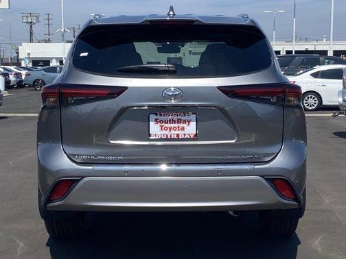 Metal 2026 Toyota Highlander Platinum