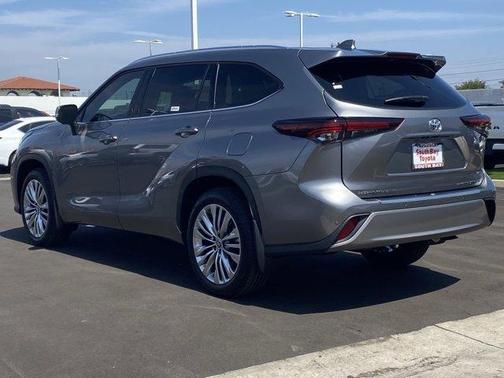 Metal 2026 Toyota Highlander Platinum
