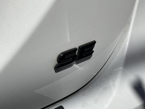 Super White 2019 Toyota Camry SE