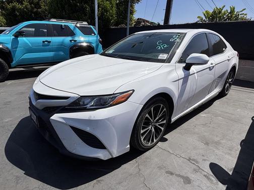Super White 2019 Toyota Camry SE