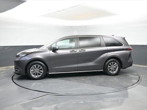 2022 Toyota Sienna XLE 8 Passenger