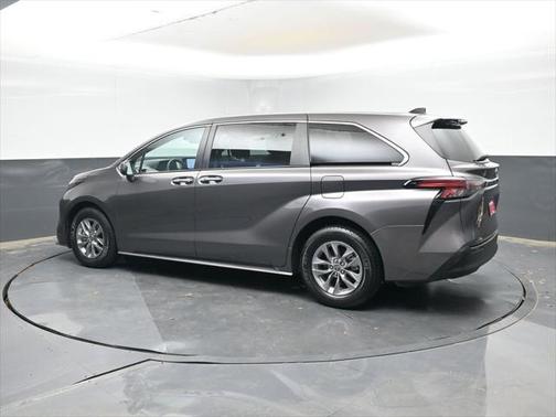 2022 Toyota Sienna XLE 8 Passenger