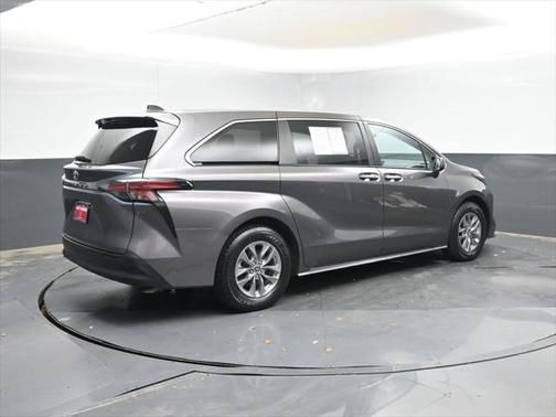 2022 Toyota Sienna XLE 8 Passenger