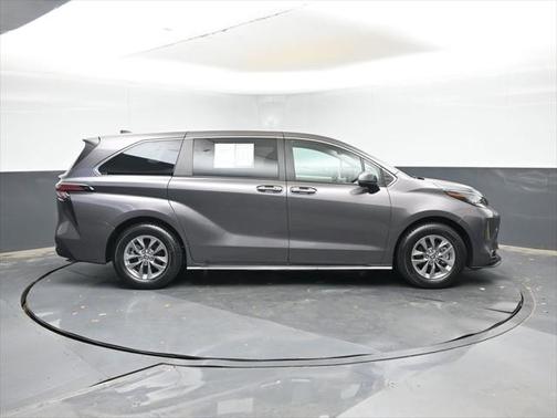 2022 Toyota Sienna XLE 8 Passenger