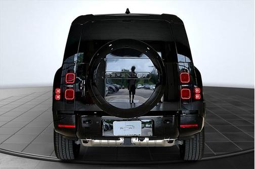 2025 Land Rover Defender 130 P400 X-Dynamic SE