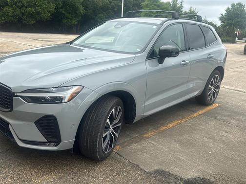 Vapour Grey Metallic 2024 Volvo XC60 B5 Plus Dark Theme