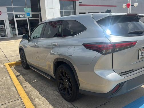 Celestial Silver Metallic 2022 Toyota Highlander LE