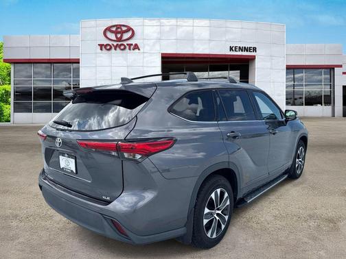 Magnetic Gray Metallic 2021 Toyota Highlander XLE