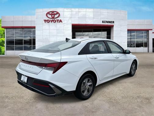 2024 Hyundai ELANTRA SE