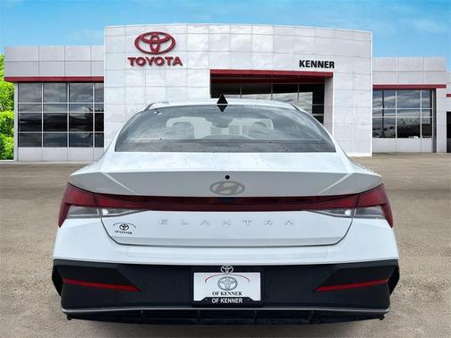 2024 Hyundai ELANTRA SE